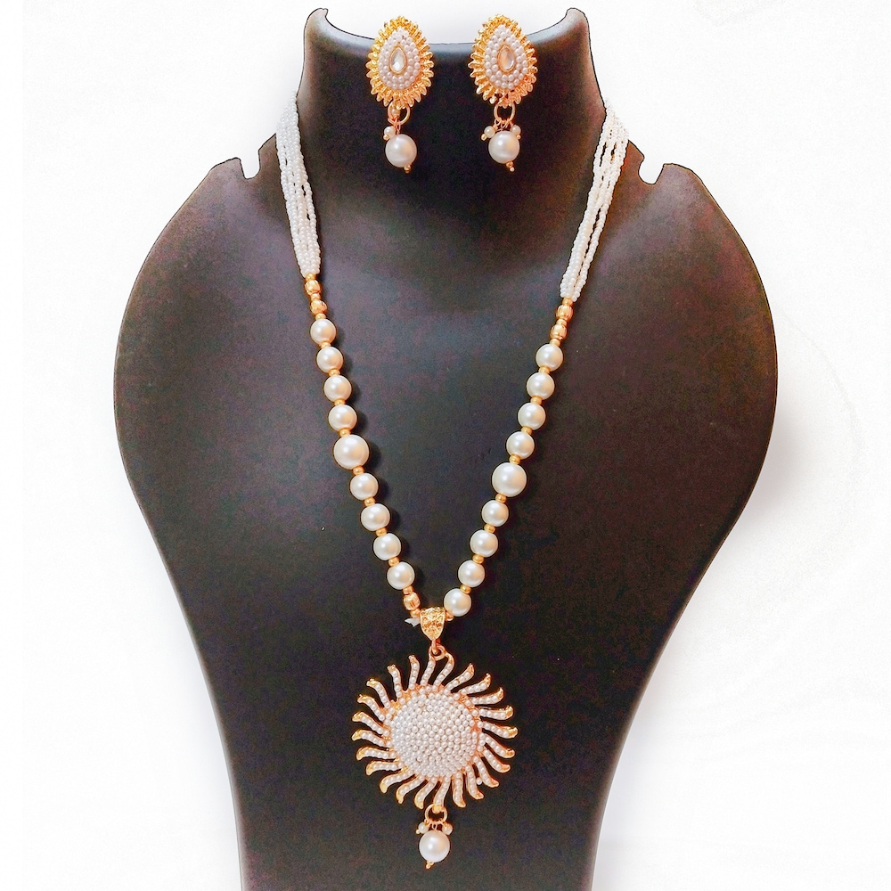  White Pearls Bright Necklace Set