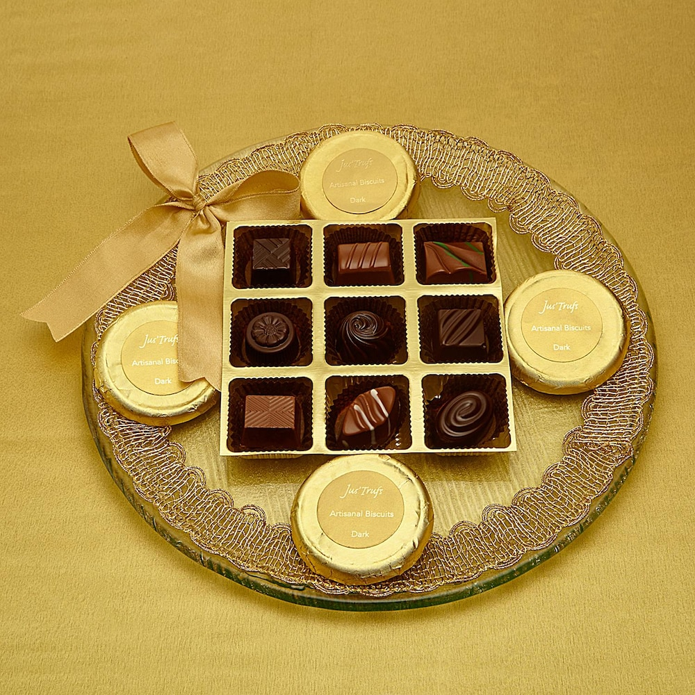  A Cheerful And Classic Truffles Chocolate Glass Platter